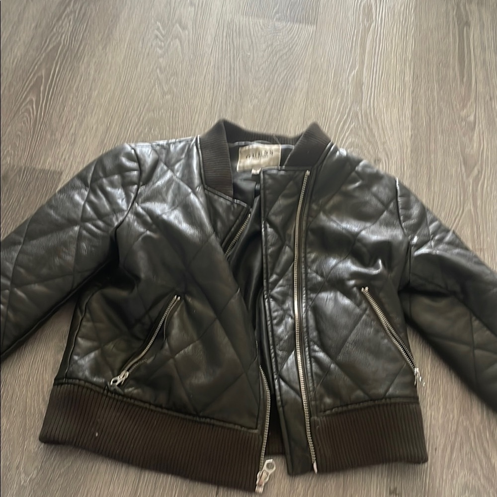 Guess DEEP OLIVE Puffer Jacket with Classic Design